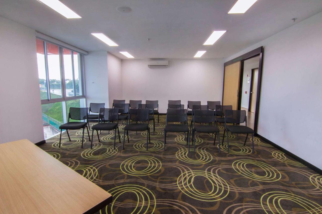 Sonesta Hotel Pereira Cerritos Extérieur photo A meeting room at the National Institute of Education