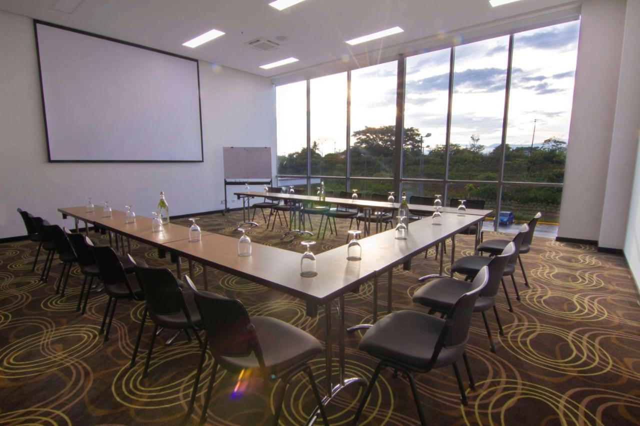 Sonesta Hotel Pereira Cerritos Extérieur photo Meeting room
