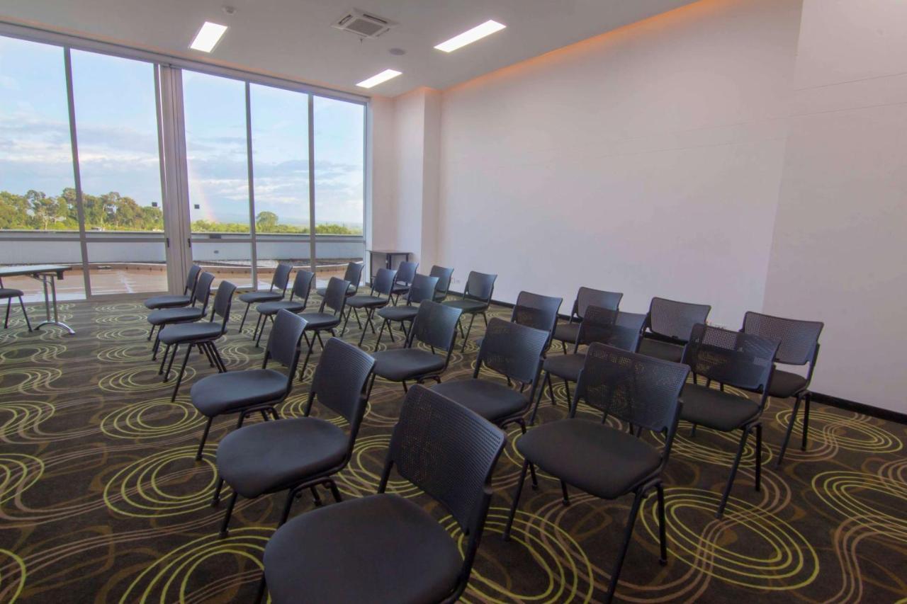 Sonesta Hotel Pereira Cerritos Extérieur photo The interior of the library