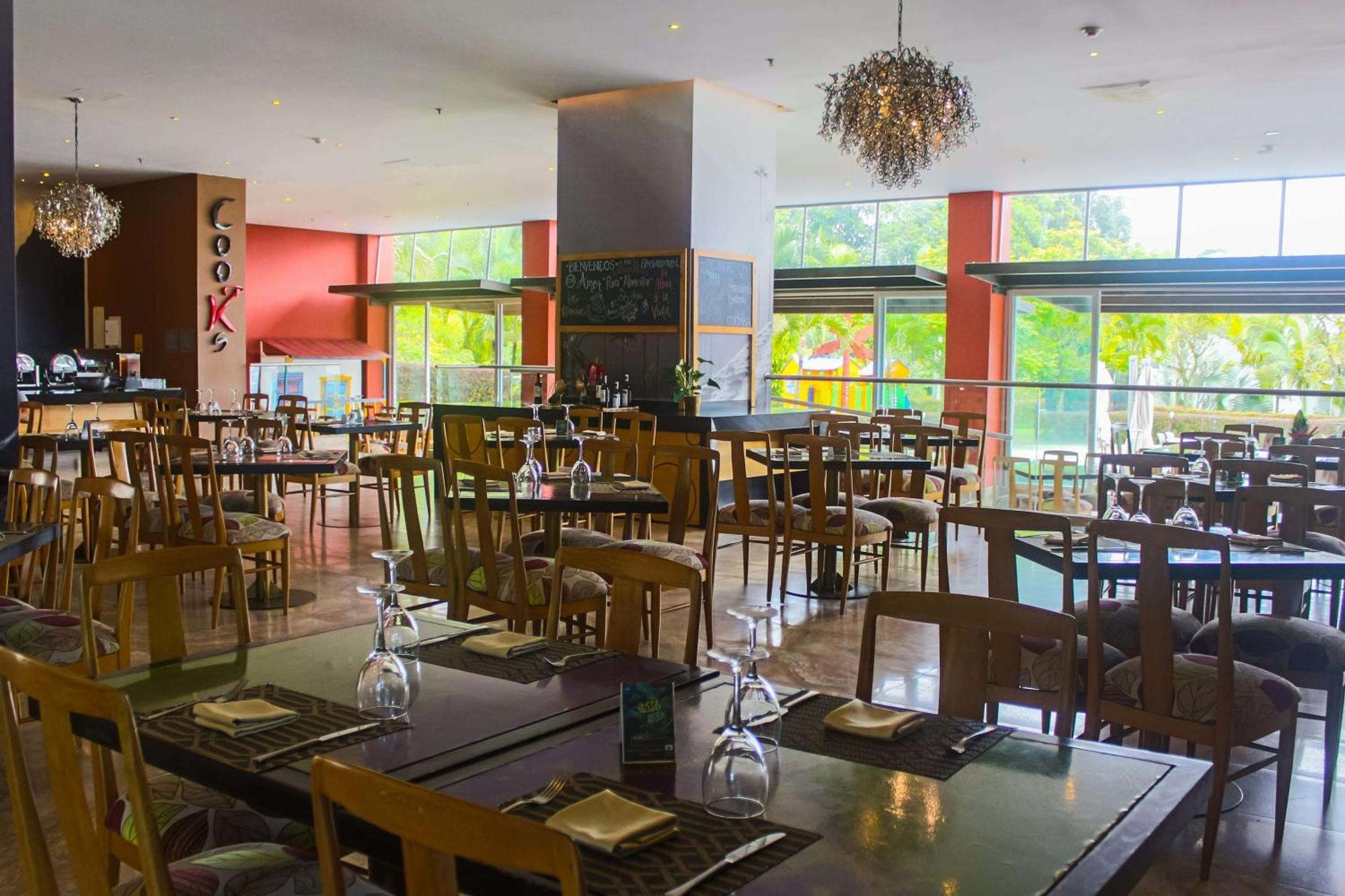 Sonesta Hotel Pereira Cerritos Extérieur photo The interior of the restaurant
