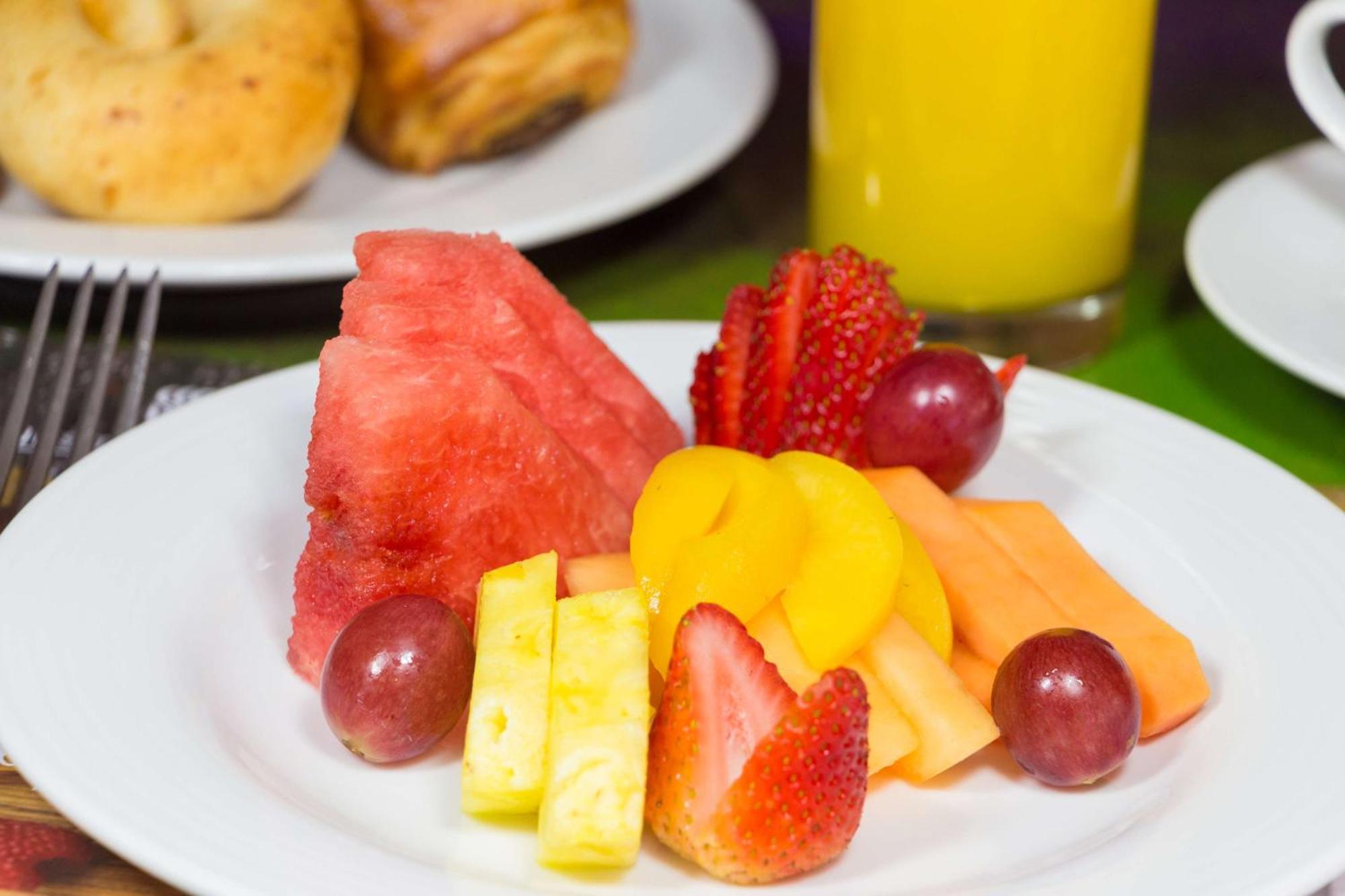 Sonesta Hotel Pereira Cerritos Extérieur photo Fruit salad