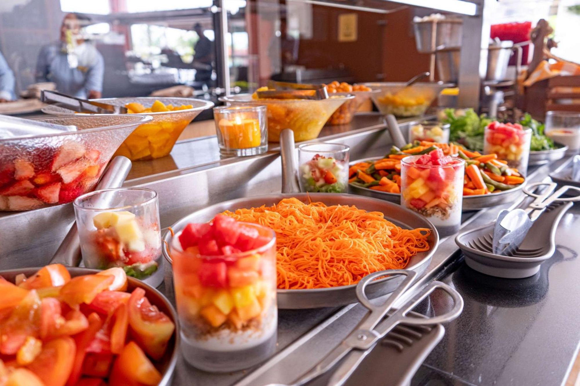 Sonesta Hotel Pereira Cerritos Extérieur photo A salad bar