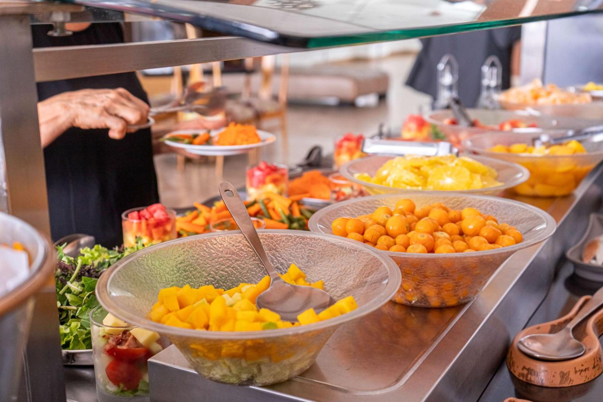 Sonesta Hotel Pereira Cerritos Extérieur photo A salad bar