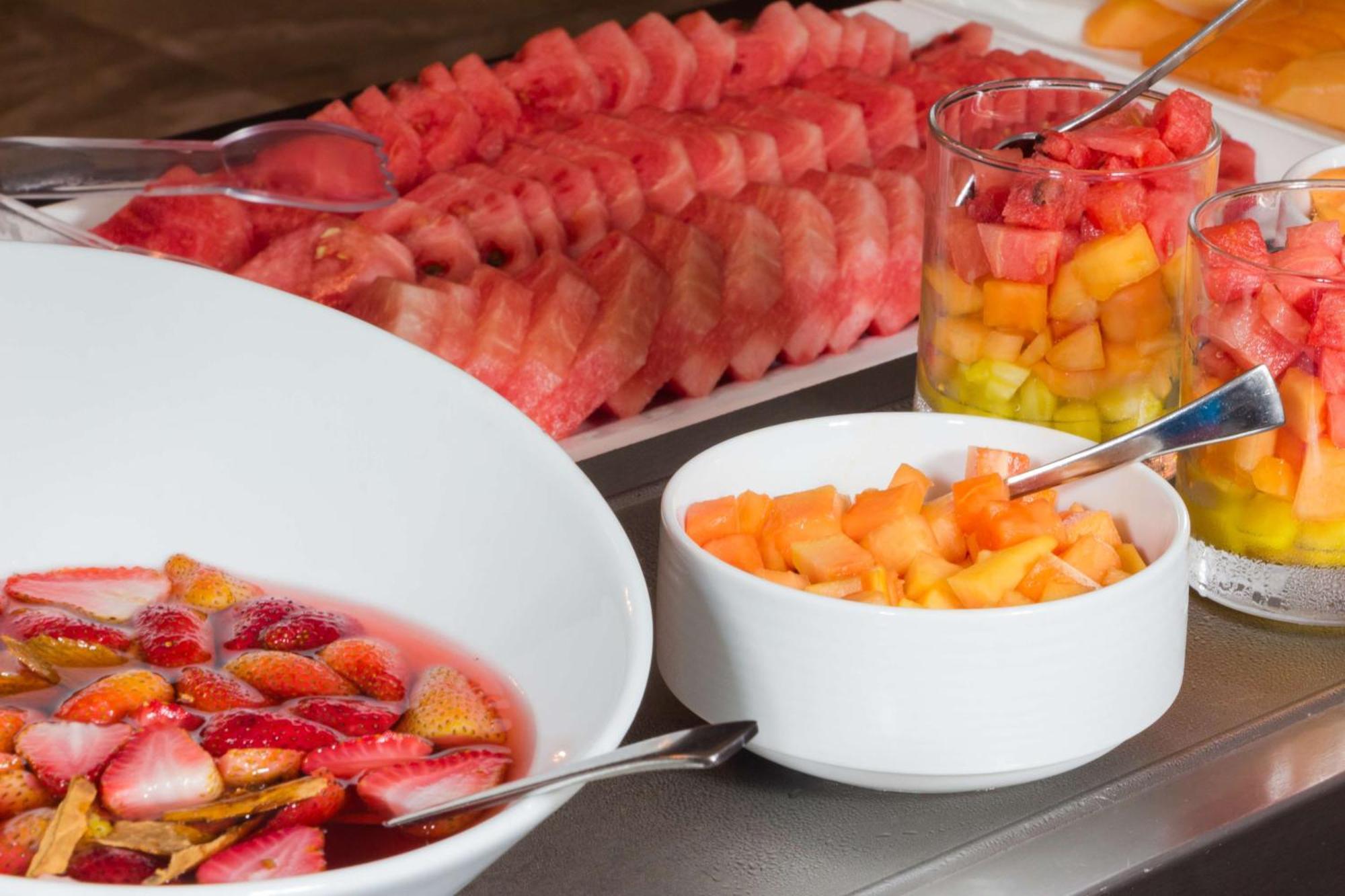 Sonesta Hotel Pereira Cerritos Extérieur photo Fruit salad