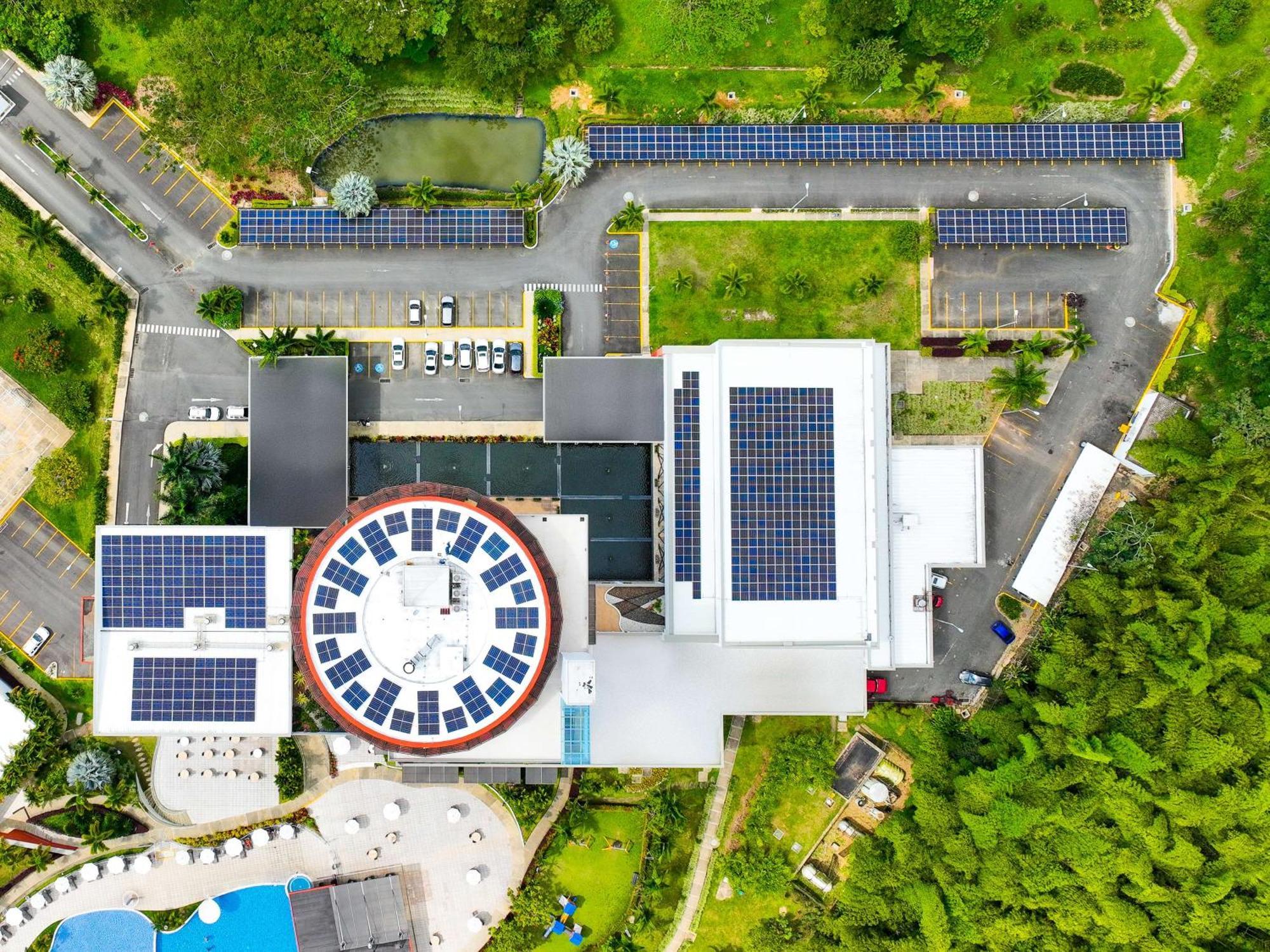 Sonesta Hotel Pereira Cerritos Extérieur photo Solar panels on the roof of the school