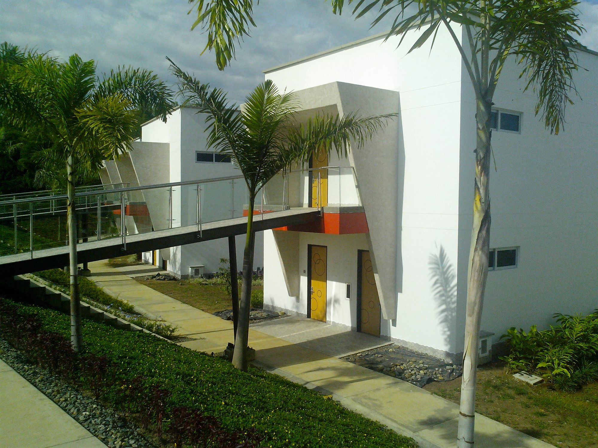 Sonesta Hotel Pereira Cerritos Extérieur photo The house of the architect